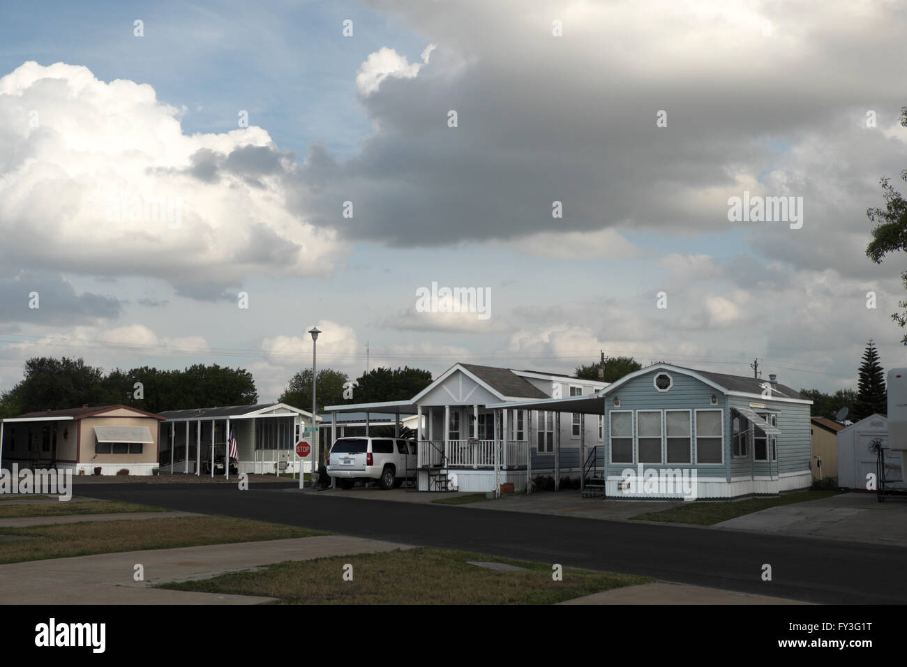 Sattelkupplungen, Mobilheime, Wohnwagen und Park Modelle sitzen gelassen in einem Trailer-Park (RV Resort, Mobilheim Gemeinschaft). Stockfoto