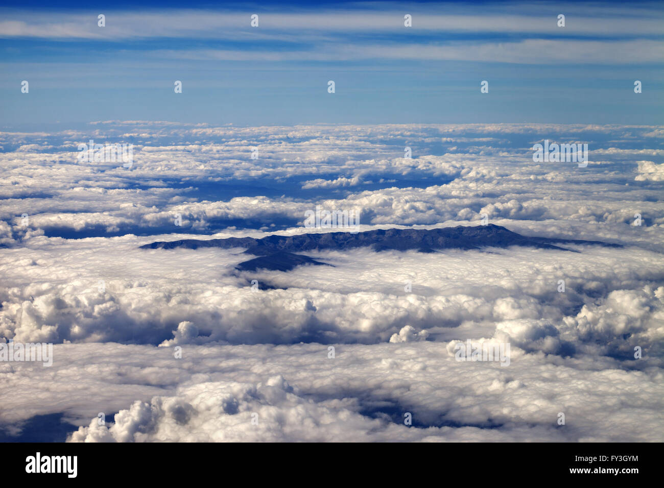 Draufsicht auf Wolken und Berge in Sonnetag Stockfoto