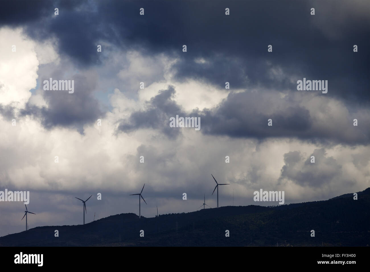 Windpark und bewölktem Himmel vor Sturm. Türkei, Küste von Marmara. Stockfoto