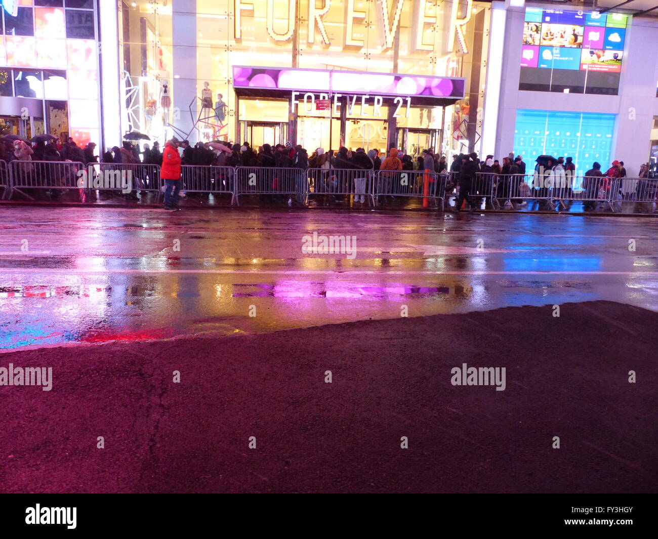 Schlange von Menschen am Times Square New York City Stockfoto