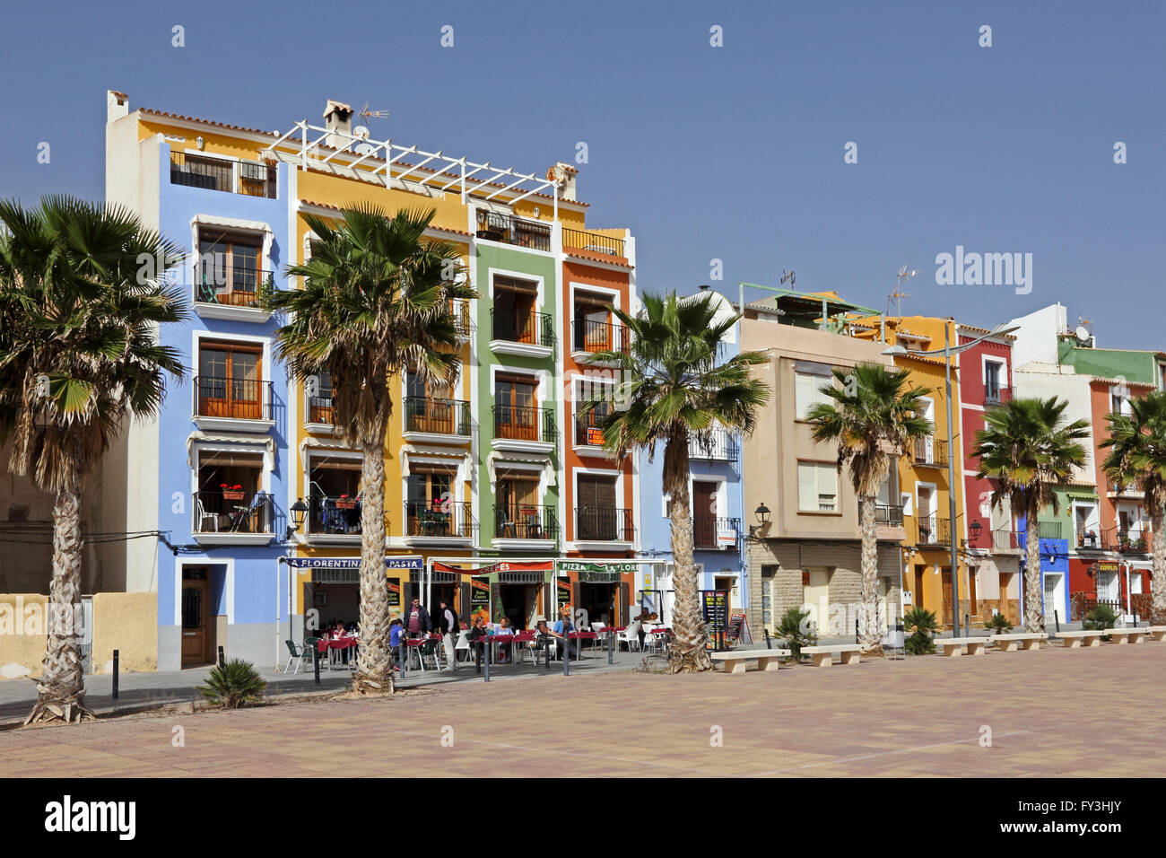 Bunte Meer Häuser und Café, Villajoyosa, Spanien Stockfoto