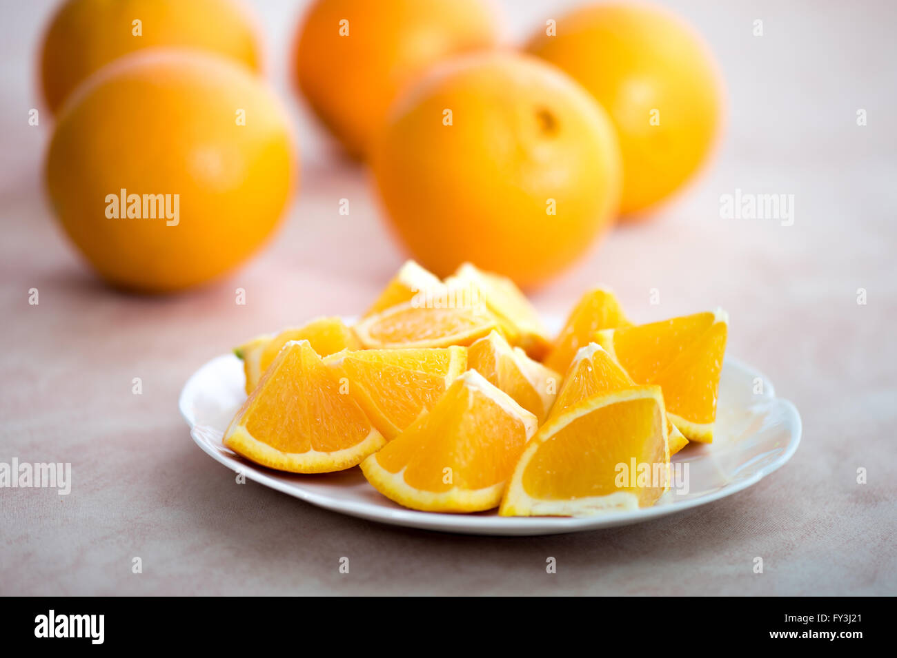 Orange Früchte auf den Tisch und Teller Stockfoto