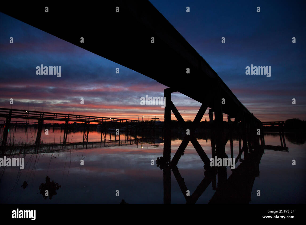 Sonnenuntergang am Isle of Palms entlang Intracoastal Wasser-Strasse. Stockfoto