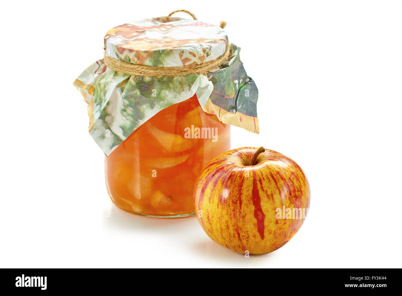 Apple Marmeladenglas mit Apple auf weiß Stockfoto