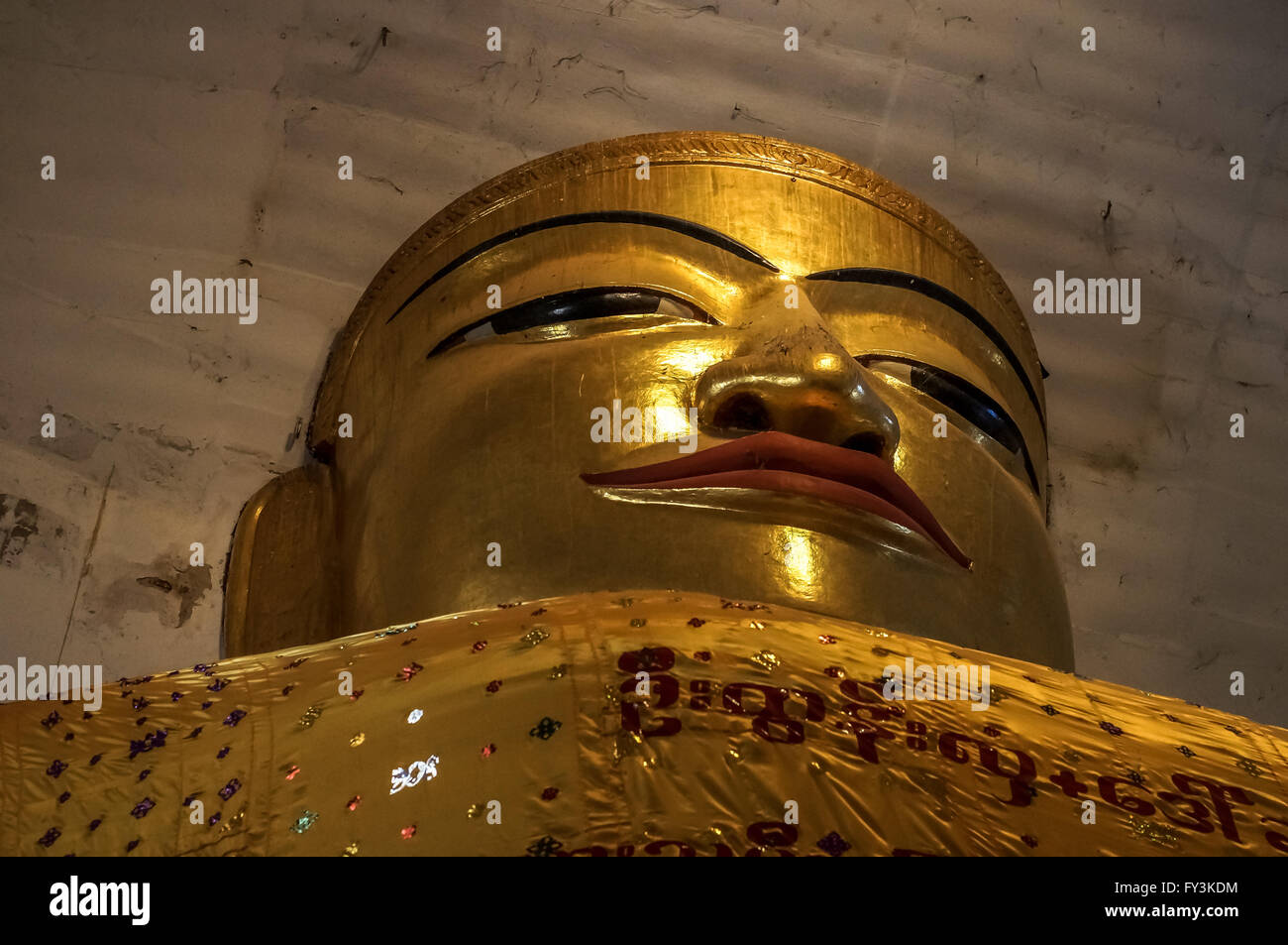 Monumentale golden Buddha gequetscht in riesigen Tempel in Neu-Bagan mit Glitzer-robe Stockfoto