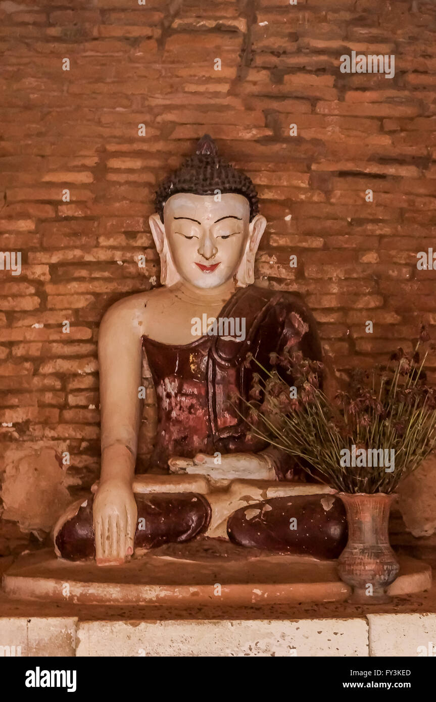 kleine antike Buddha-Statue mit orange Fingernägel burmesischen Stil Stockfoto