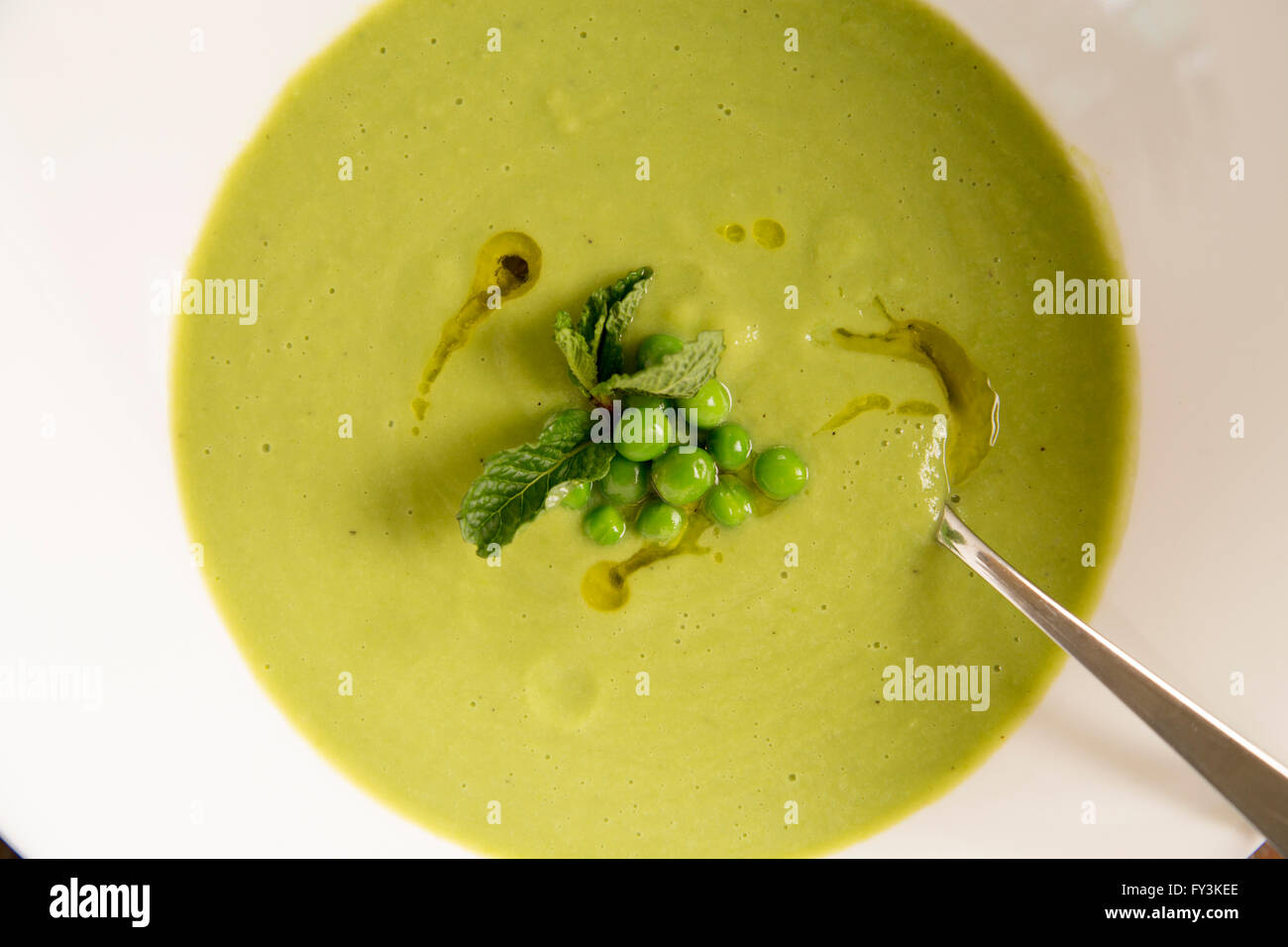 Erbse & Minze Suppe gekühlt Stockfoto