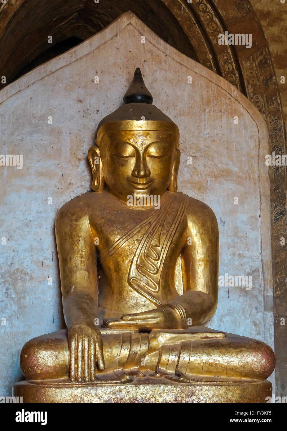 Stämmige golden Buddha mit starken Schultern und schweren Kopf meditieren Stockfoto