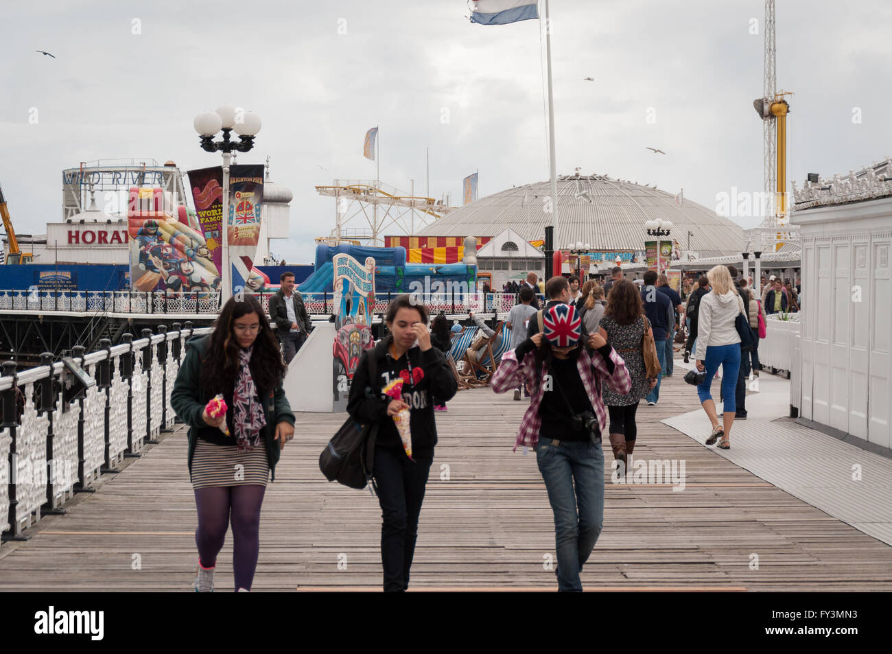 Gruppe von Teenagern am Brighton Pier, Brighton, East Essex, Großbritannien, ab 2012 Stockfoto