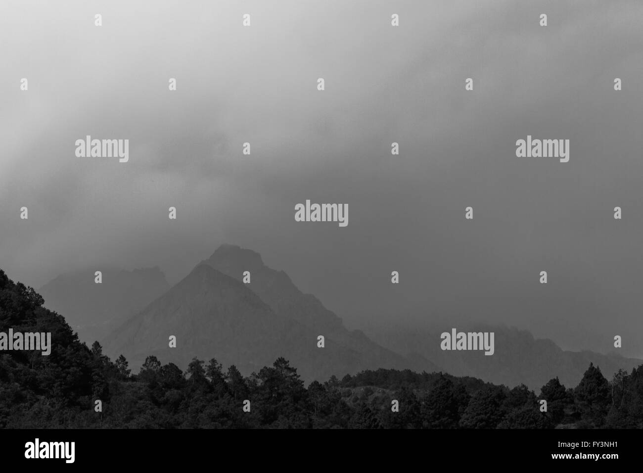 Bergige Landschaft und Wälder vor Herbst Wolkenhimmel in Yunnan, China. Schwarz und weiß. Stockfoto