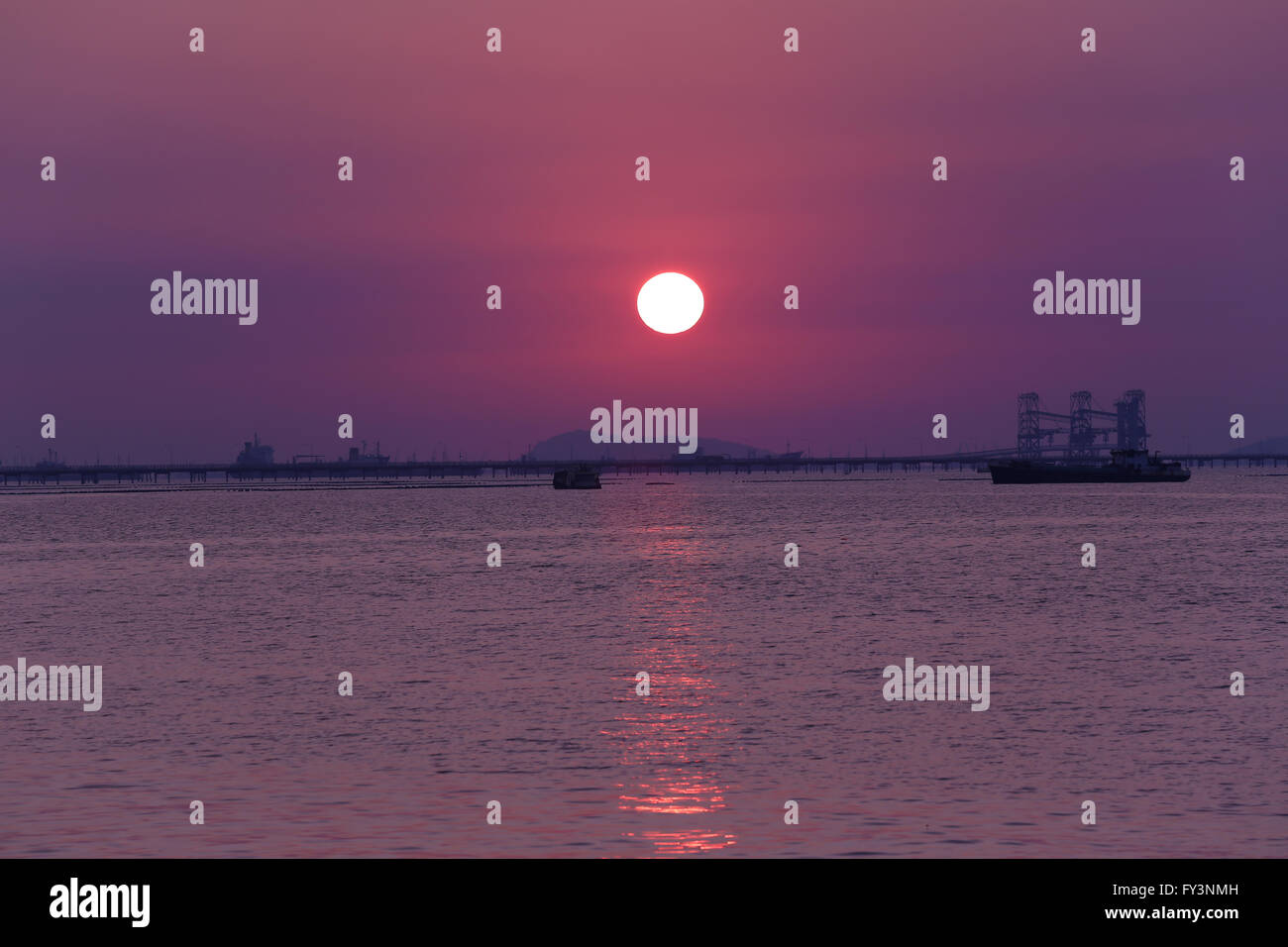 Dämmerung des Meer Sonnenuntergang in Thailand am Ort Sichang Island, Sriracha, Chonburi. Stockfoto