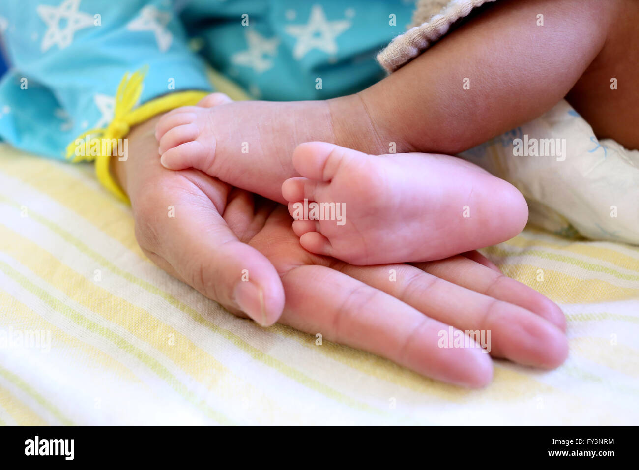 Baby Füße in Mom hand aufs Alter ungefähr einen Monat. Stockfoto