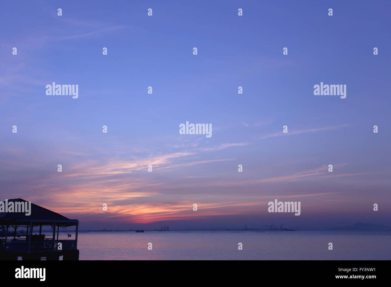 Dämmerung Himmel nach Sonnenuntergang und Landschaft am Meer am Abend. Stockfoto