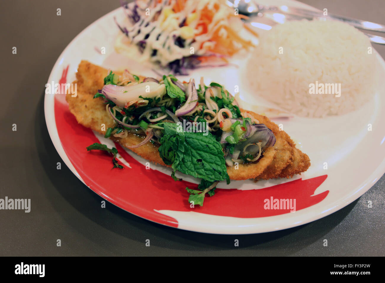 Lachs, gebraten und Jasmin-Reis auf Teller im Restaurant. Stockfoto