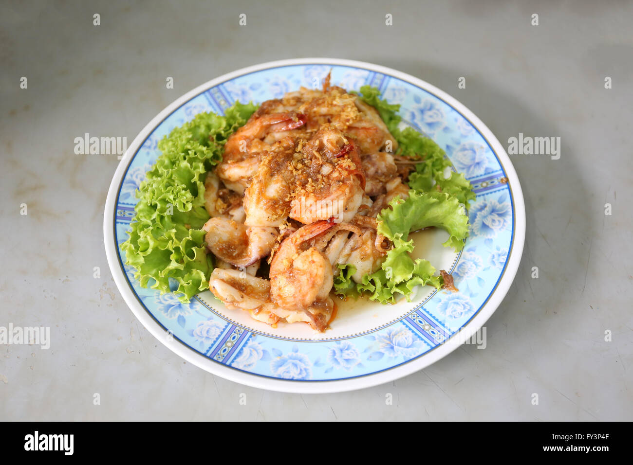 Knoblauch Pfeffer Garnelen in Schale, dies ist ein thailändisches Essen. Stockfoto