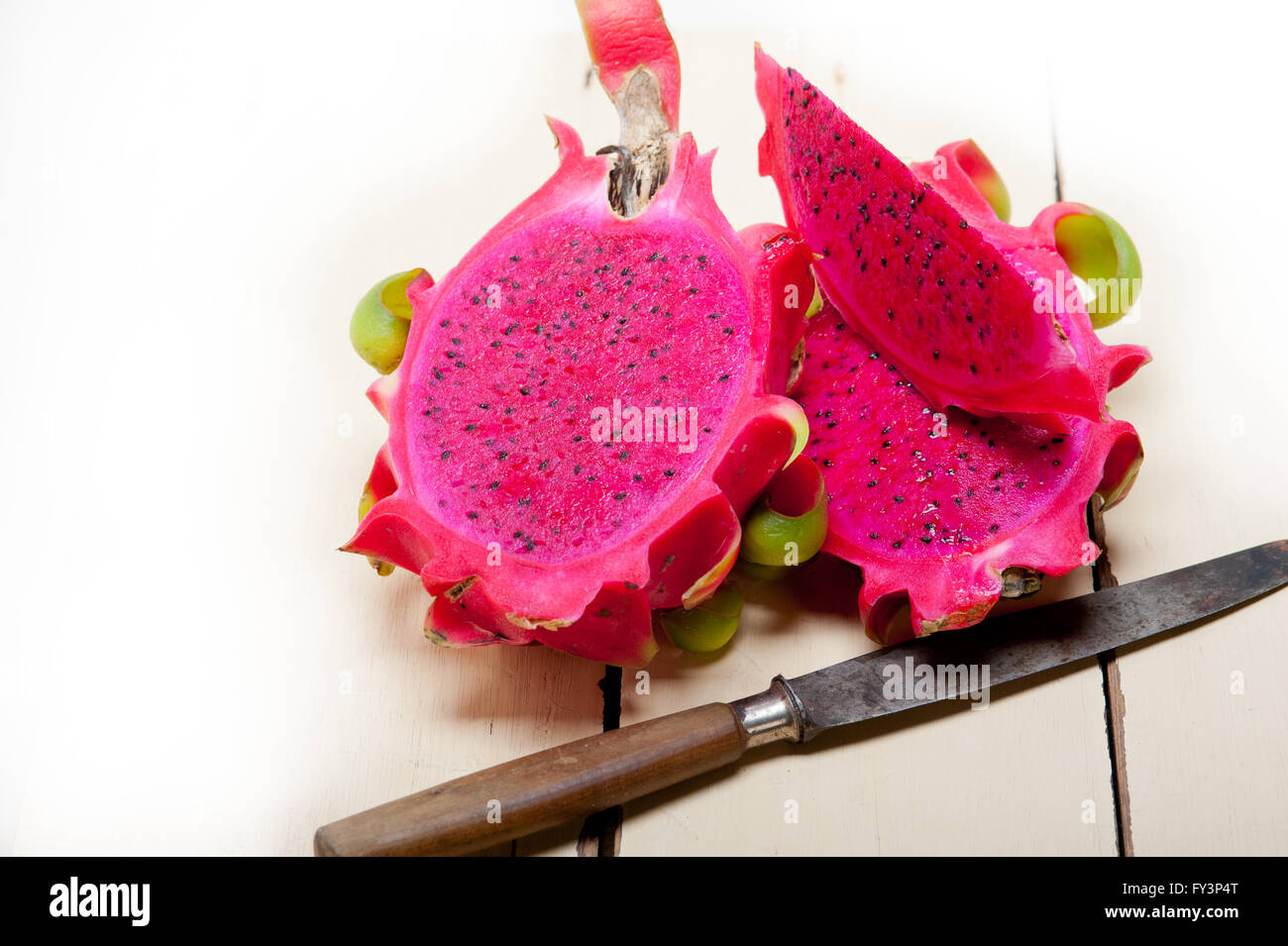 frische thai lila Drachenfrucht über weiße rustikalen Tisch Stockfoto