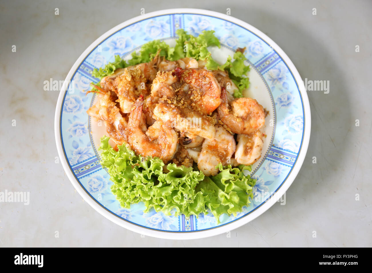 Knoblauch Pfeffer Garnelen in Schale, dies ist ein thailändisches Essen. Stockfoto