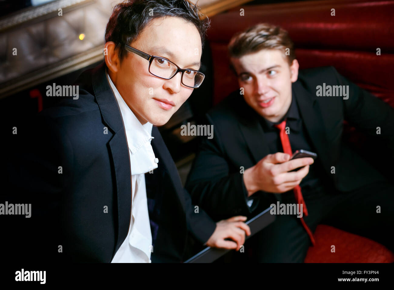 Zwei stilvolle Mann reden, gekleidet in Anzug und Krawatte, informelle Atmosphäre in bar, Männer Freundschaft. Stockfoto