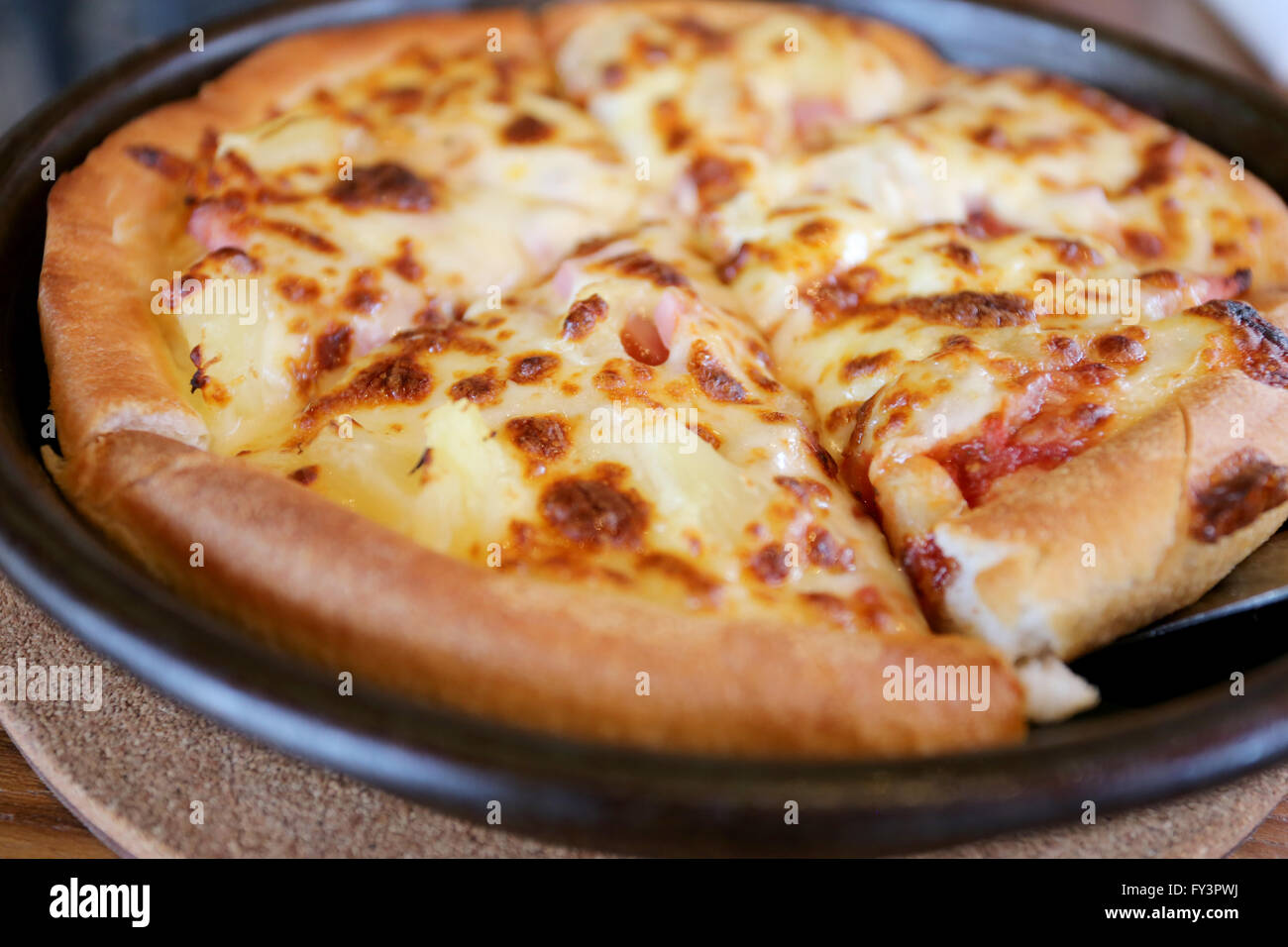 traditionell heißen Käse Pizza auf Pfanne im Restaurant. Stockfoto