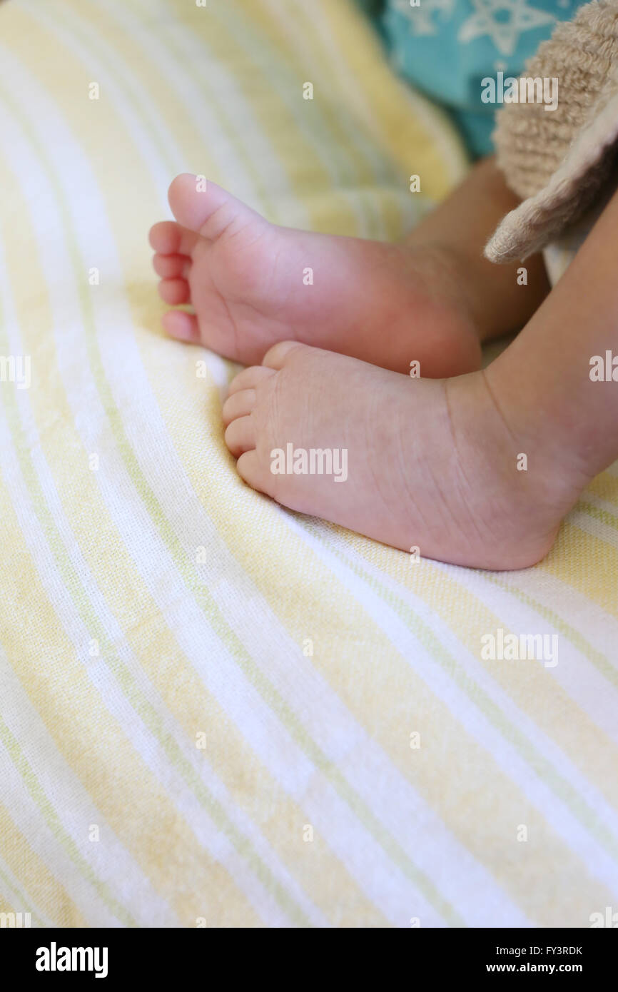 Baby Füße auf Alter ungefähr einen Monat. Stockfoto