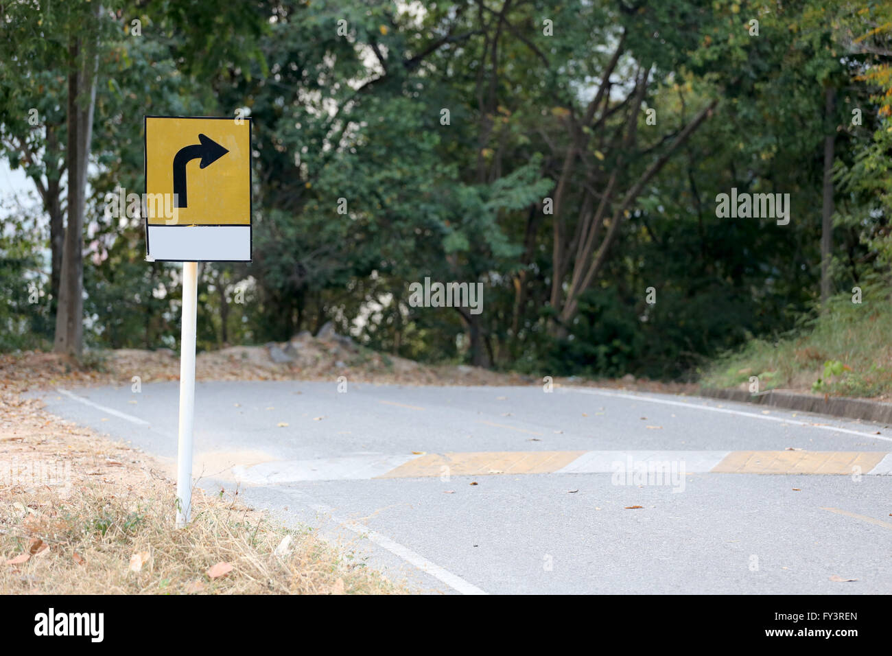 Warnzeichen für Kurven Straße, Straße, die den Berg durchquert. Stockfoto