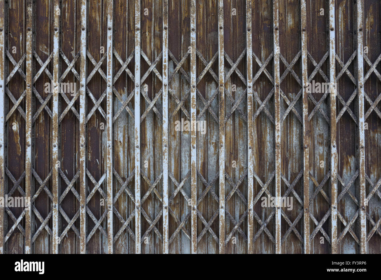 rostige alte Eisen Tür des verlassenen Hauses und verschlechtern, für die Design-Hintergrund. Stockfoto