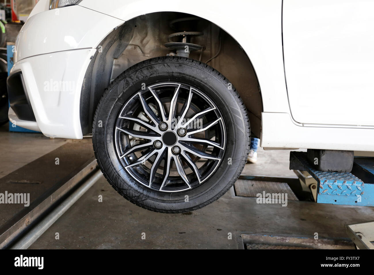 Rad eines Autos in der Reparatur des Schadens, Garage Shop. Stockfoto