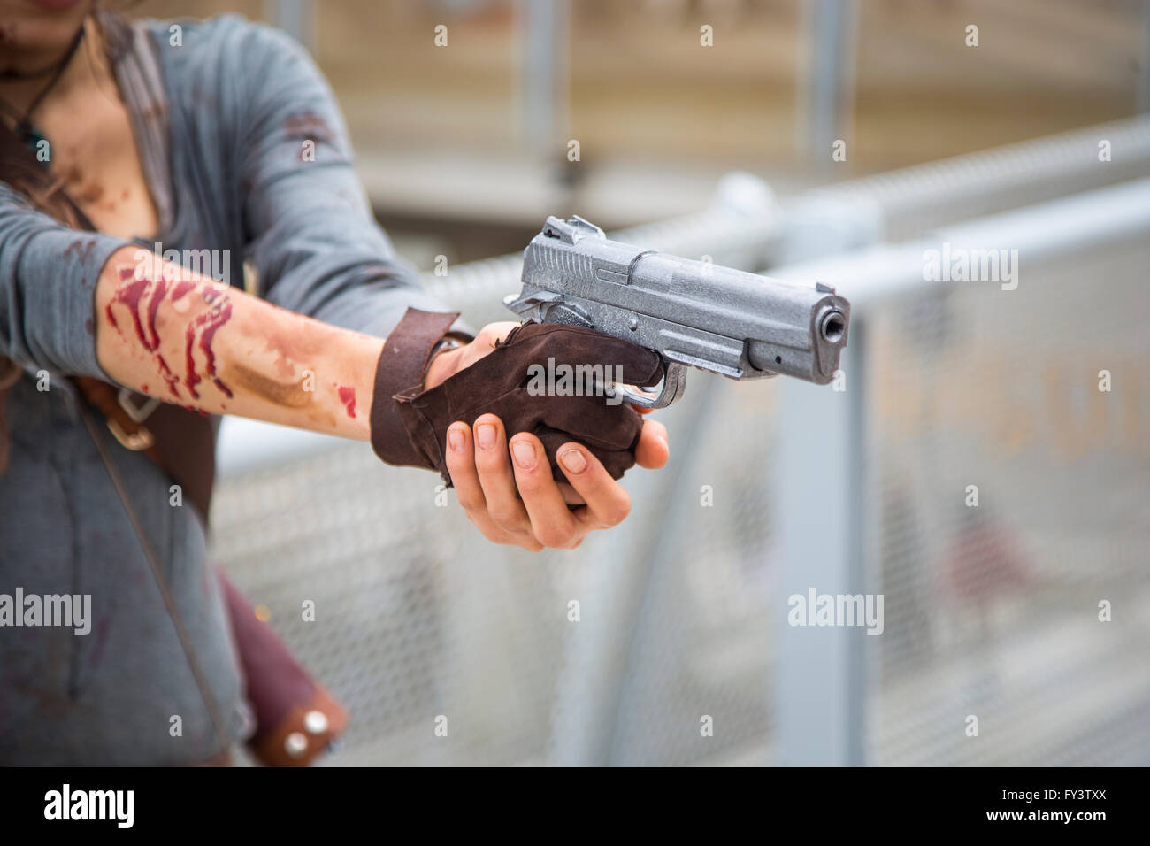 Frau zeigt eine 9mm Pistole Stockfoto