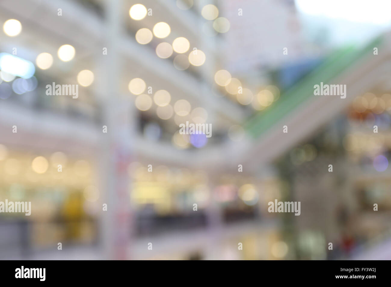 Die Mall of Unschärfe Hintergrund für Design, Bokeh des hellen Innenraum. Stockfoto