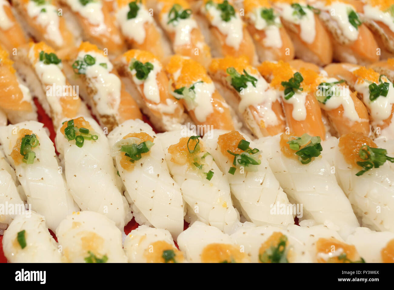 Lust auf Lachs Sushi Japan Speisen im Restaurant. Stockfoto
