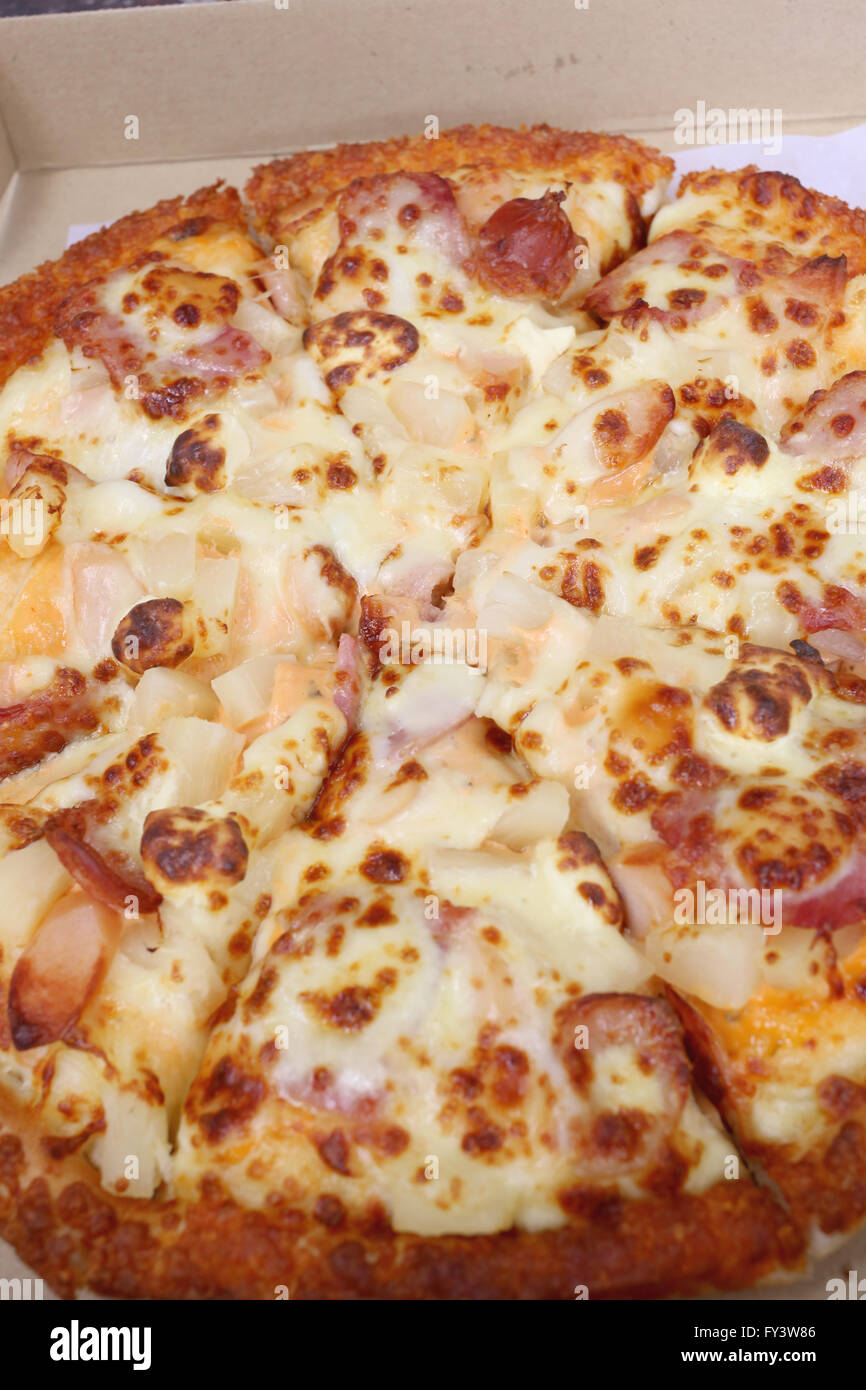 traditionell heißen Käse Pizza auf Pappschachtel im Restaurant. Stockfoto