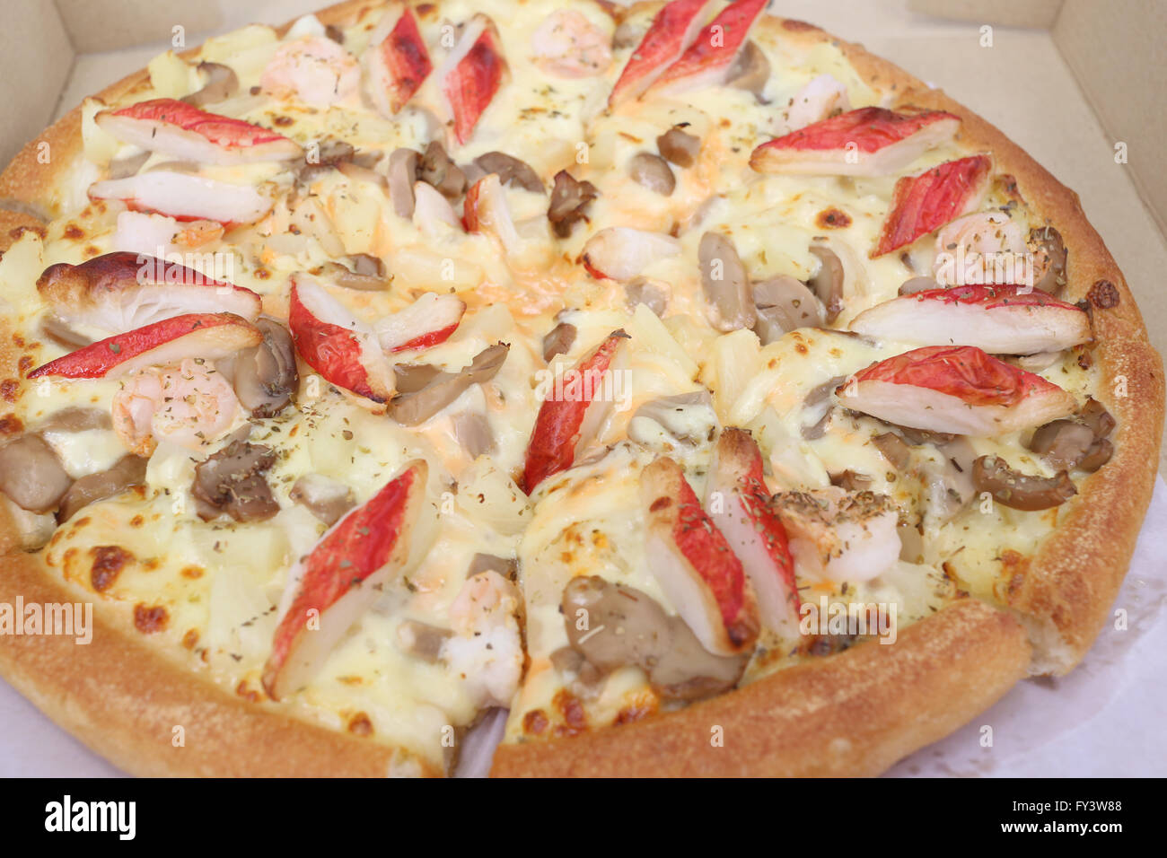 traditionell heißen Käse Pizza auf Pappschachtel im Restaurant. Stockfoto