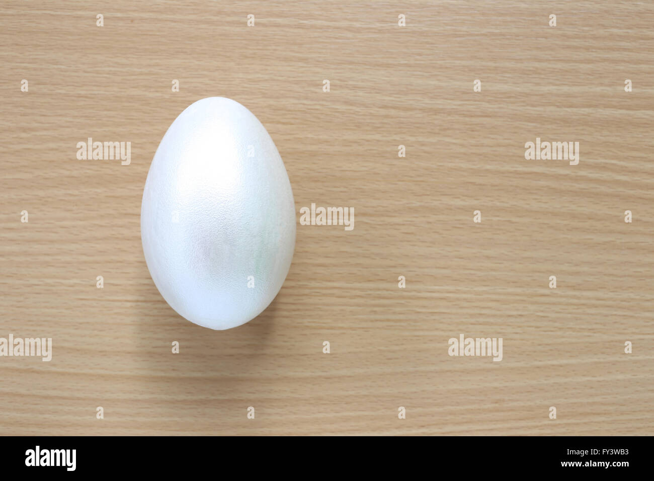 Weiße Ostern Eggson Holz Hintergrund, Handmade für Design glücklich Ostersonntag gemalt. Stockfoto