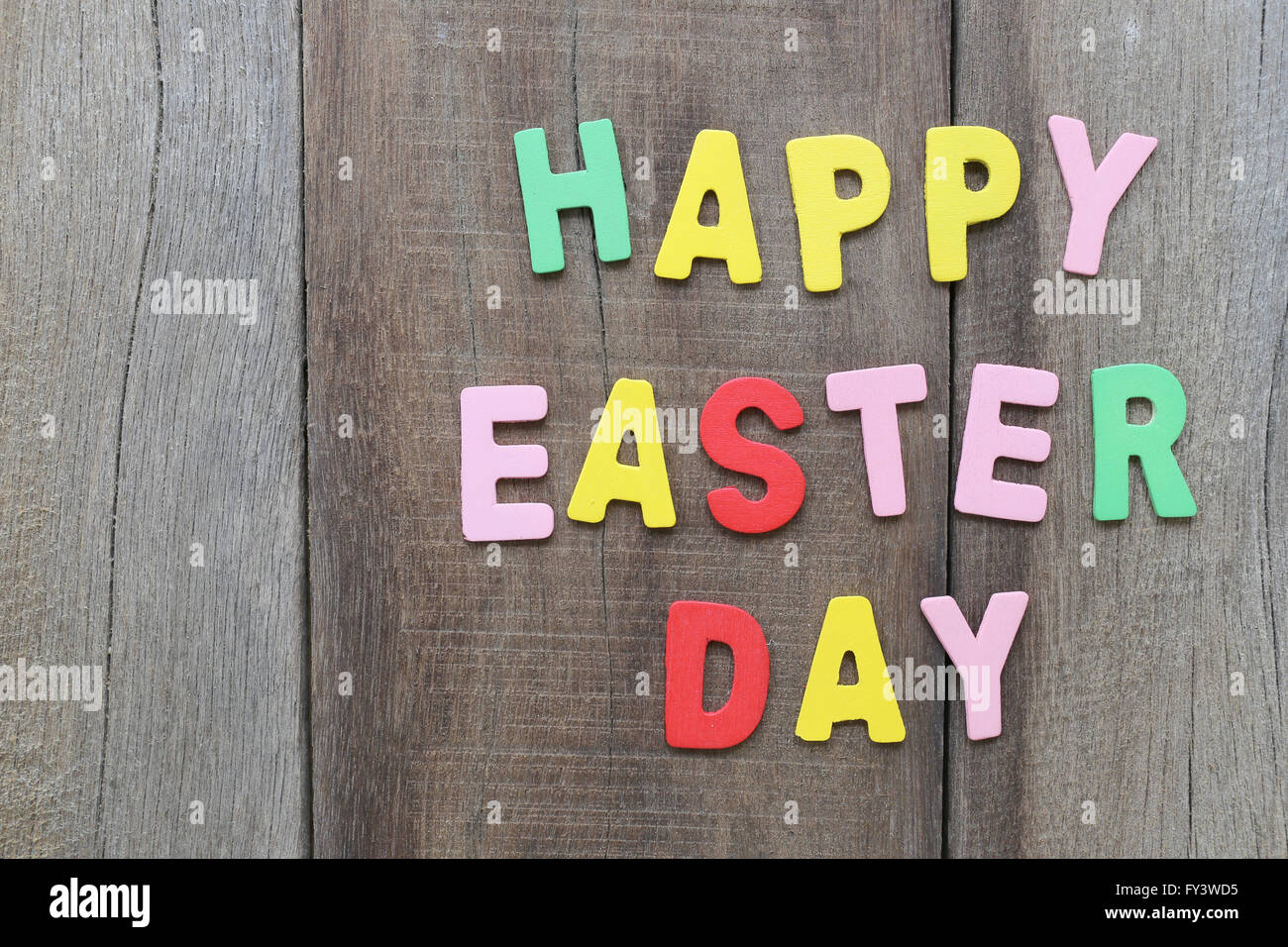 Der Text ist Happy Easter Day auf Holz Hintergrund, Handmade Design Festival Ostersonntag gemalt. Stockfoto
