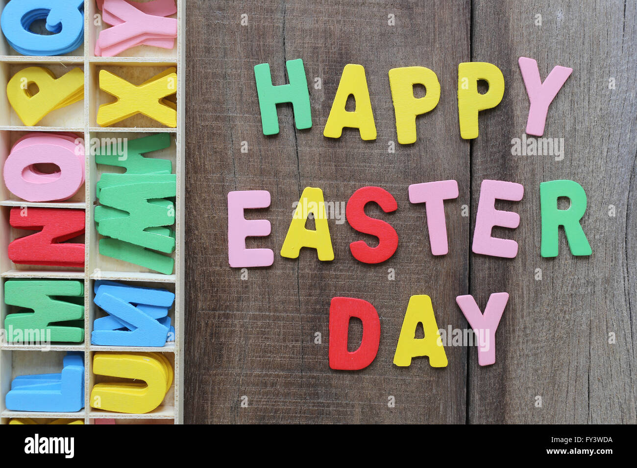 Der Text ist Happy Easter Day auf Holz Hintergrund, Handmade Design Festival Ostersonntag gemalt. Stockfoto