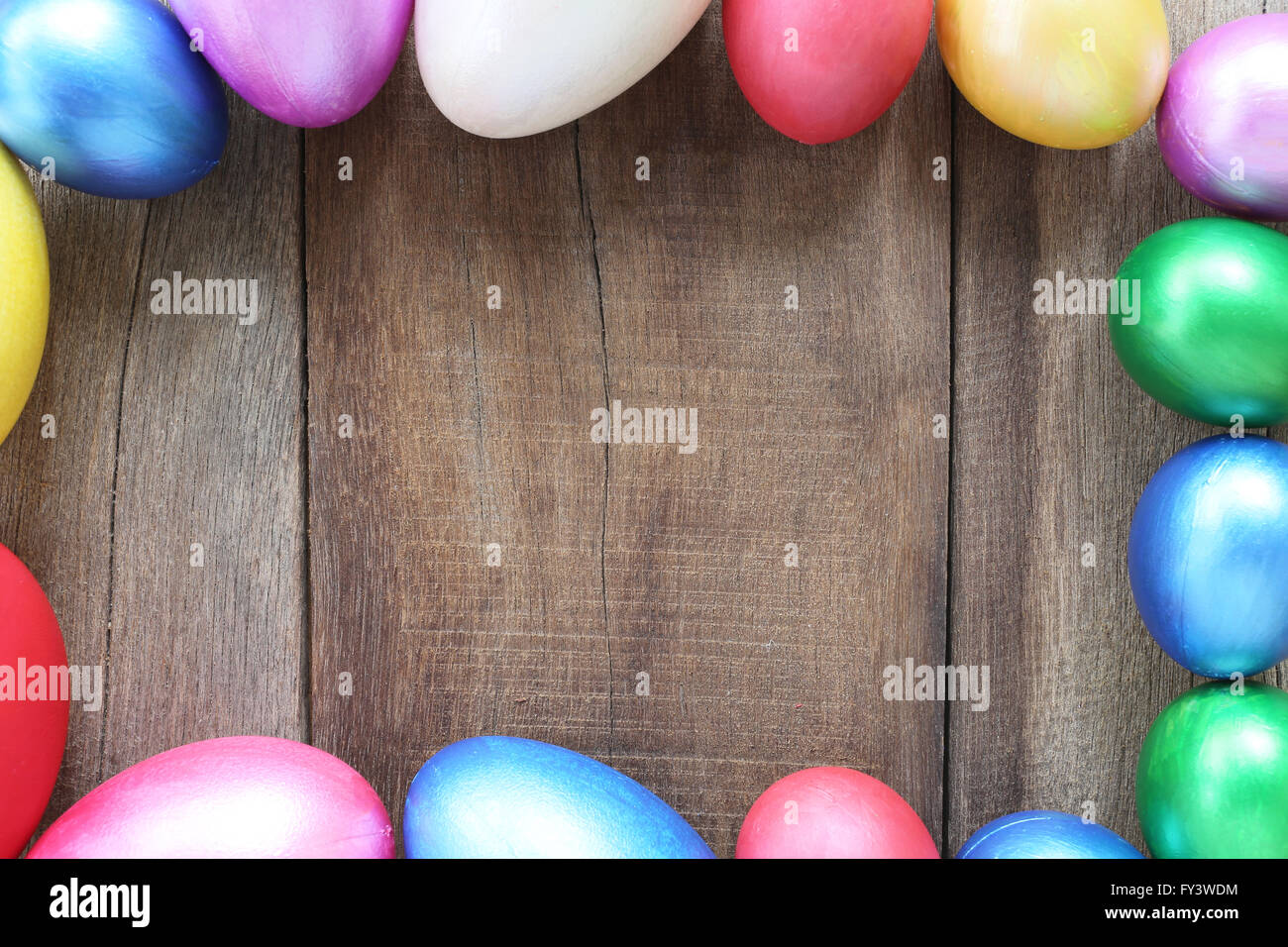Ostereier auf Holz Hintergrund, Handmade Design glücklich Ostern Tag gemalt. Stockfoto