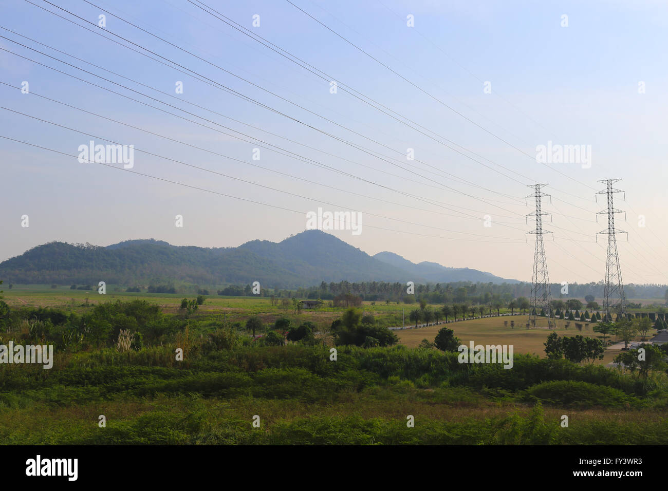 Natürliche Landschaft und Hochspannung Pole in ländlichen Gebieten des Thailand. Stockfoto