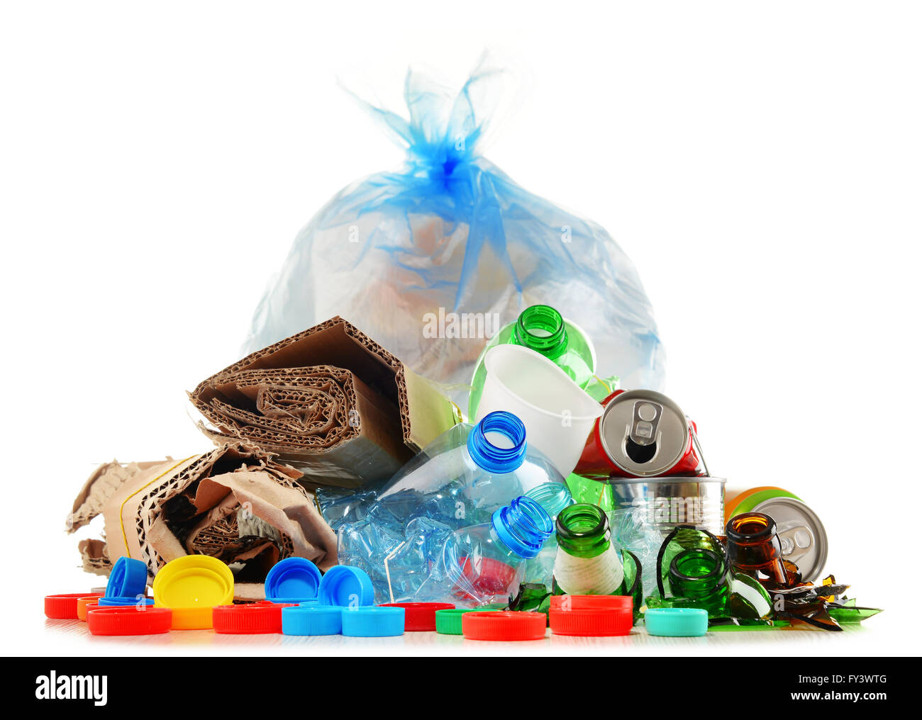 Wiederverwertbaren Müll bestehend aus Glas, Kunststoff, Metall und Papier isoliert auf weiß Stockfoto