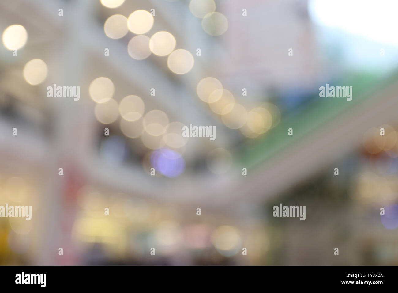 Die Mall of Unschärfe Hintergrund für Design, Bokeh des hellen Innenraum. Stockfoto