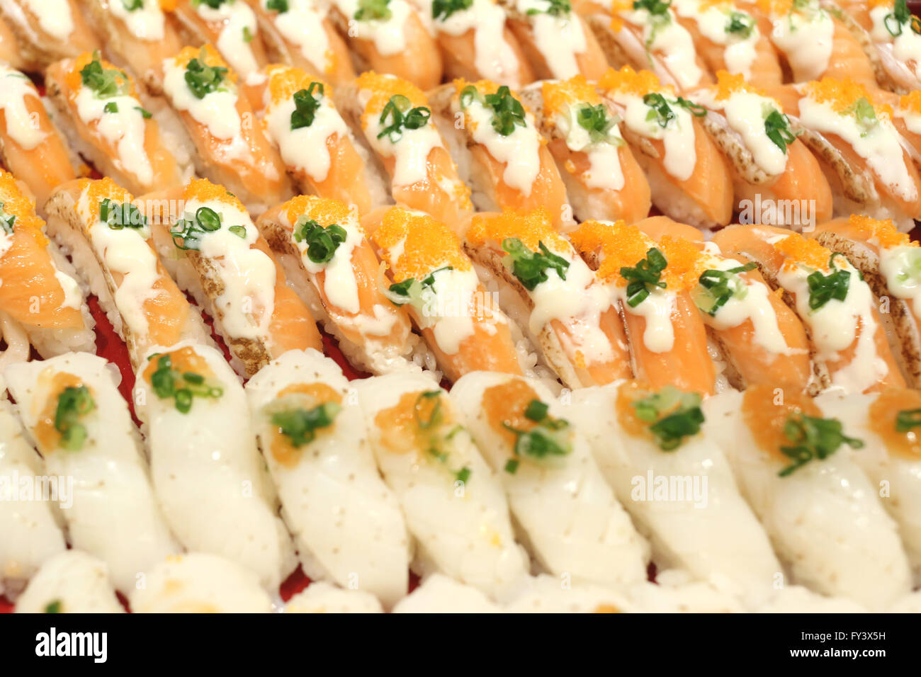 Lust auf Lachs Sushi Japan Speisen im Restaurant. Stockfoto