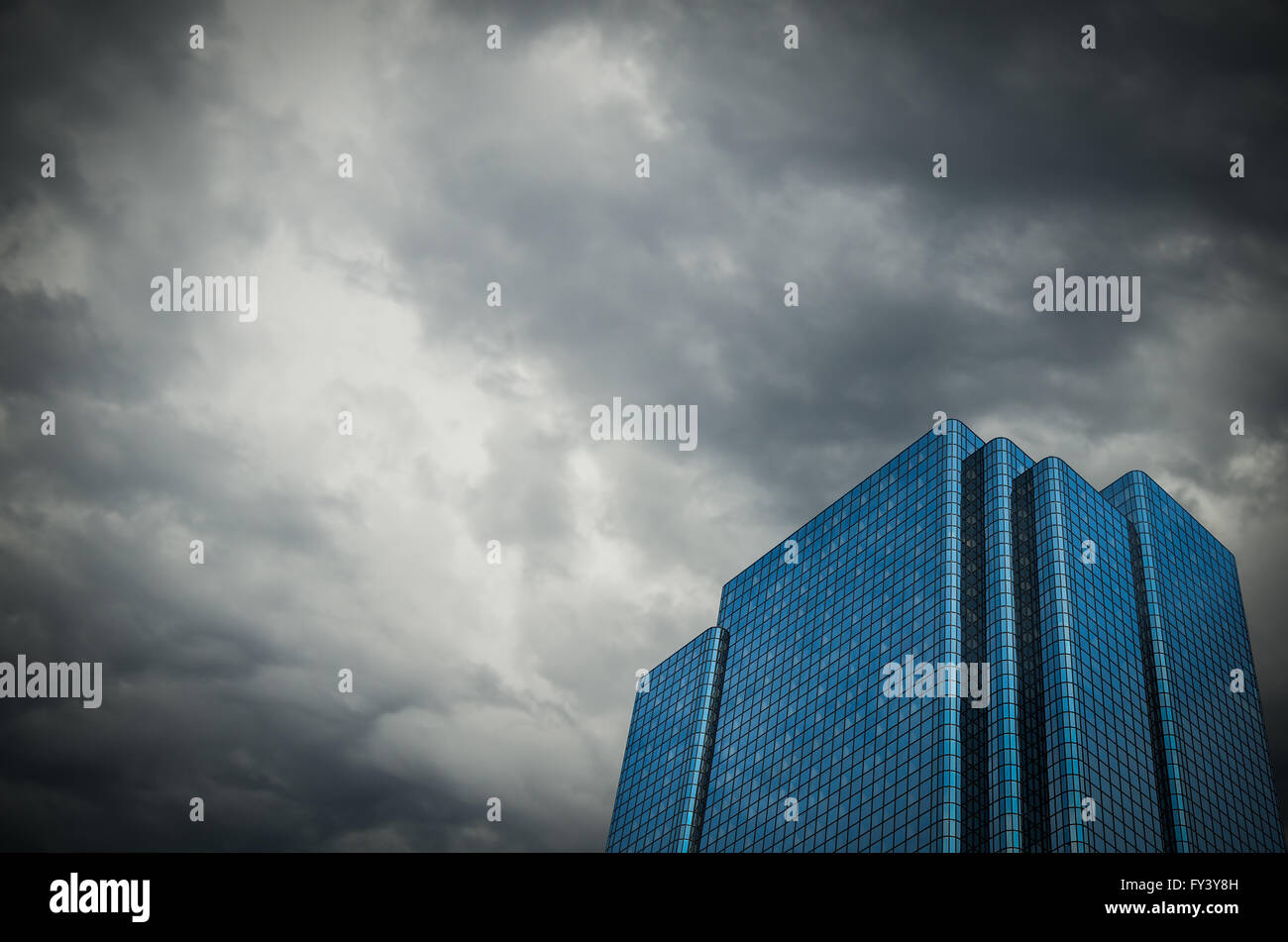 Finanzielle Baukasten gegen einen stürmischen Himmel repräsentieren eine Wirtschaftskrise Stockfoto