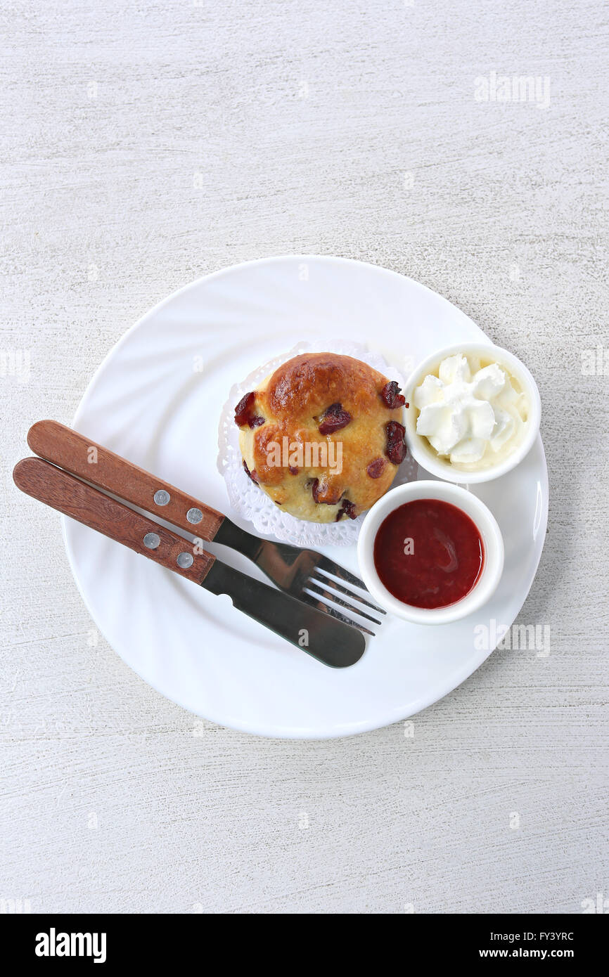 Erdbeer-Marmelade mit Walnuss und chocolate Chip Muffins Backen Dessert. Stockfoto