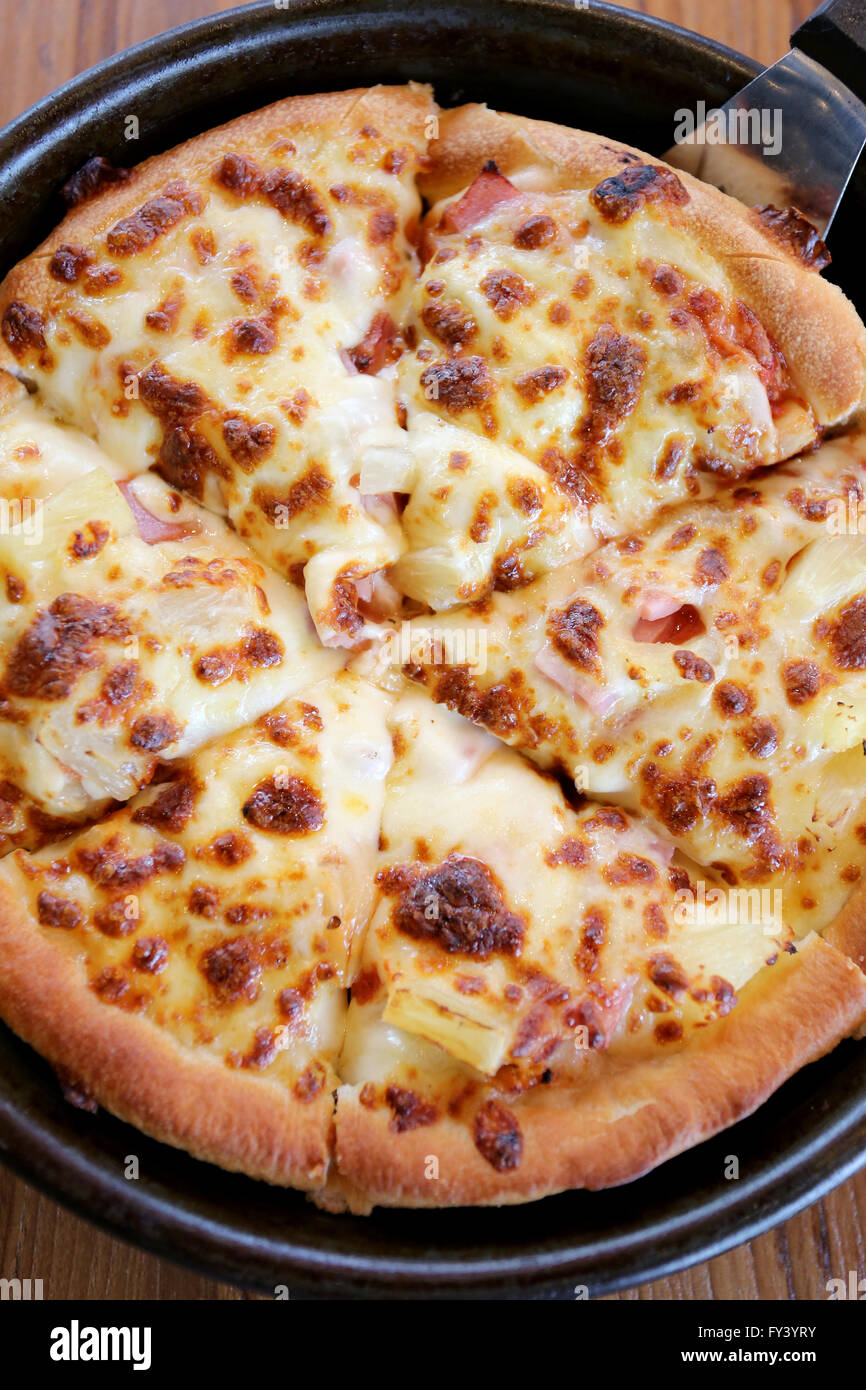traditionell heißen Käse Pizza auf Pfanne im Restaurant. Stockfoto