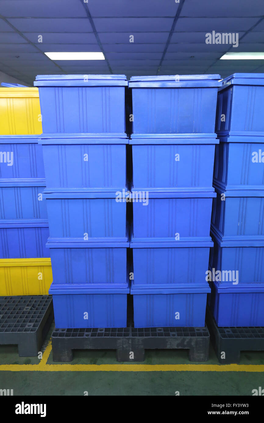 blaue Kunststoff-Box Produkte im Industriebetrieb Zimmer, Container von Fertigwaren keimfrei. Stockfoto