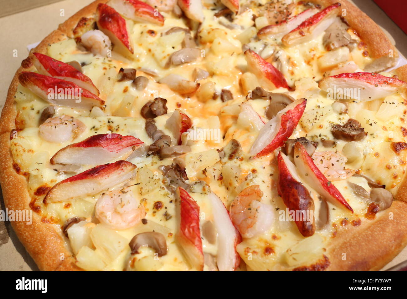 traditionell heißen Käse Pizza auf Pappschachtel im Restaurant. Stockfoto