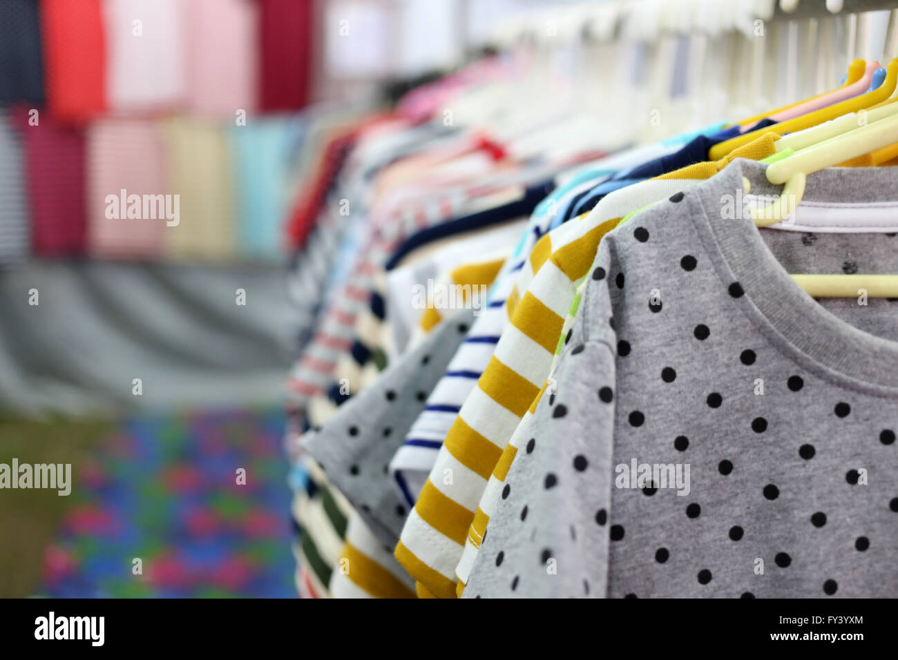 Hemden-Mode im hängen an einer Wäscheleine, Bekleidungsgeschäft. Stockfoto