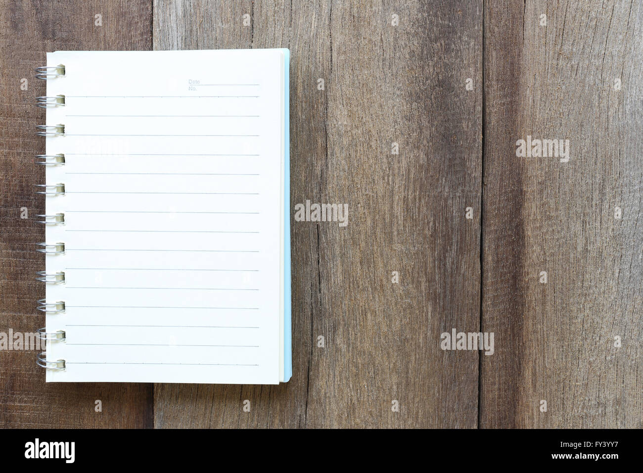 Notebook auf altem Holz für die Design-Hintergrund, weißes Papier, machen sich Notizen oder Text hinzufügen. Stockfoto