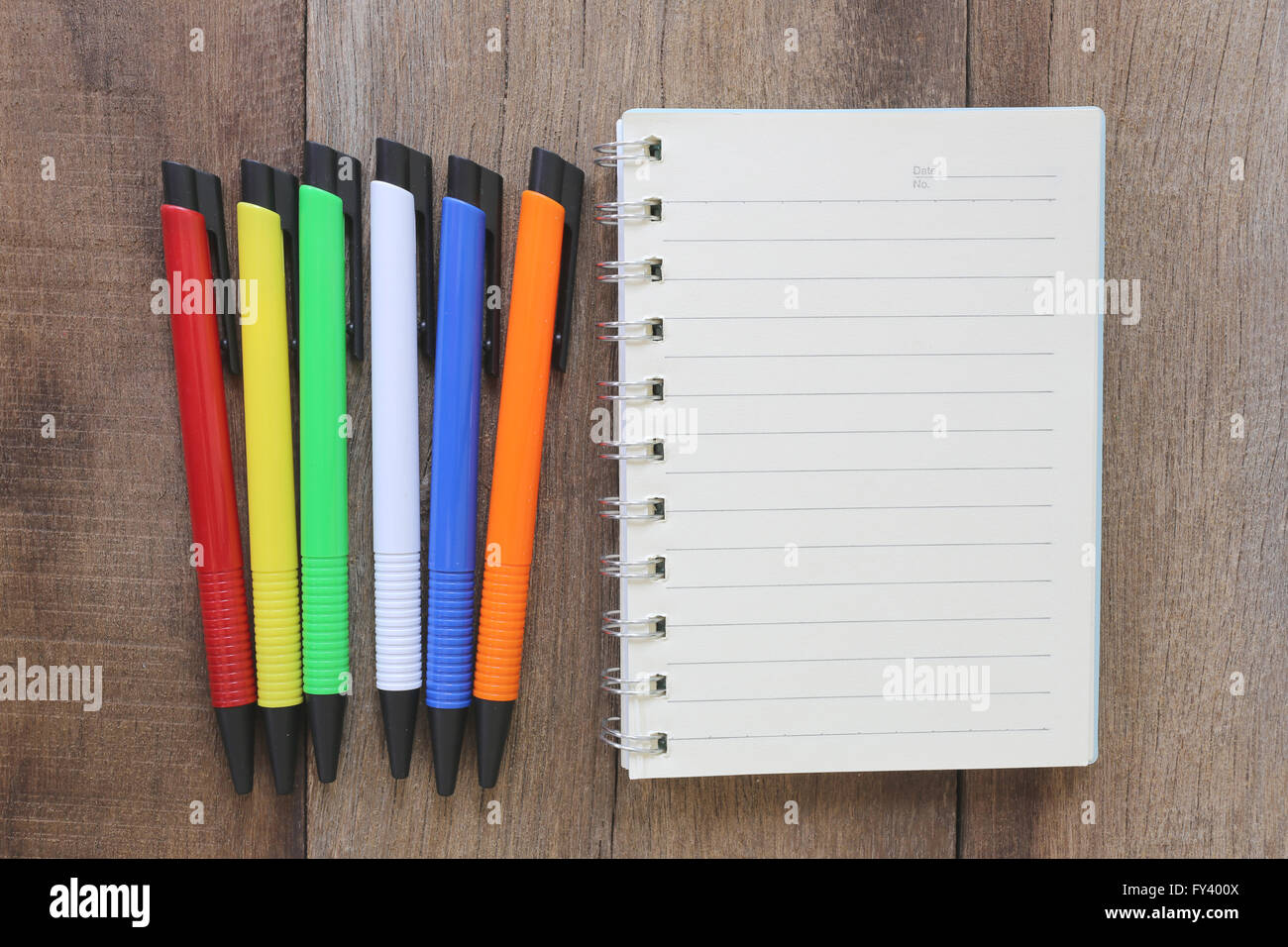 Notizbuch und Stift auf altem Holz für die Design-Hintergrund, weißes Papier, machen sich Notizen oder Text hinzufügen. Stockfoto