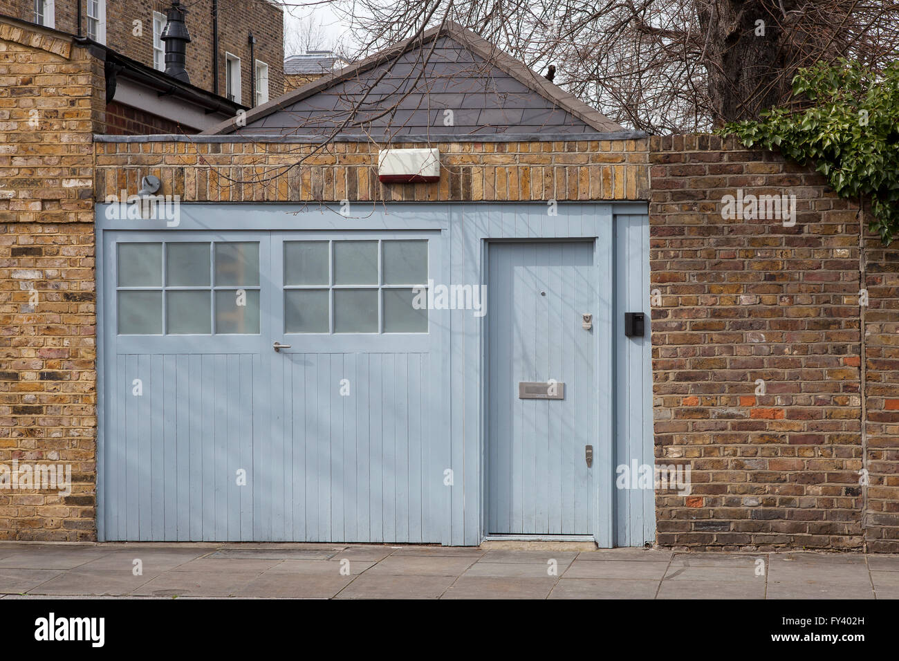 Raum ist ein Problem. Wohnräume sind in London, in der hohen Nachfrage, so dass diese Wohnung aus einer Garage umgewandelt wurde. Stockfoto