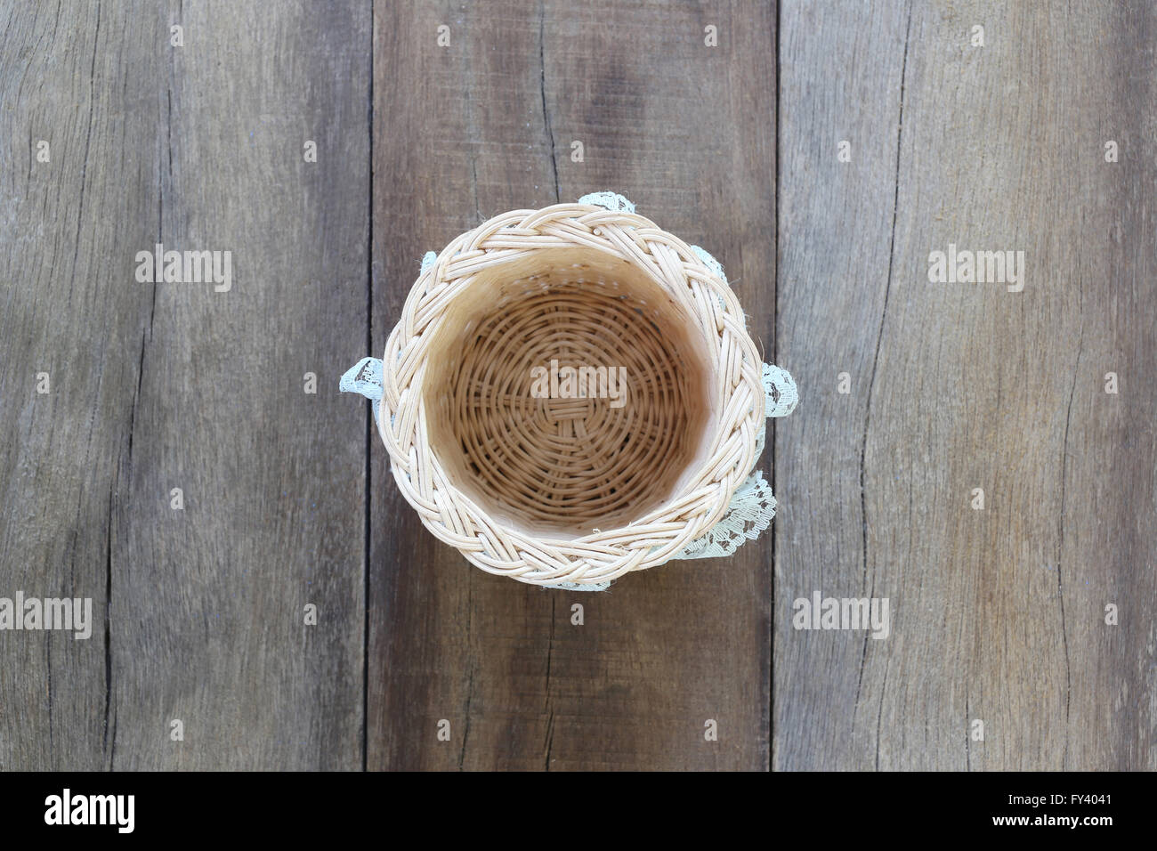 Korb Flechten des Handwerks auf alten Holz für die Design-Hintergrund. Stockfoto